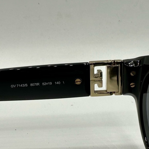 Givenchy Logo Oval Sunglasses, made in 🇮🇹 Italy‼️100% Authentic ‼️ - Picture 14 of 16
